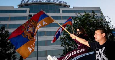 Сотни армян устроили протест у редакции Los Angeles Times