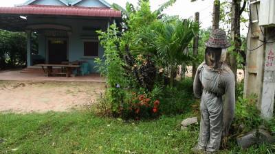 Камбоджийцы используют пугала, чтобы прогнать коронавирус.