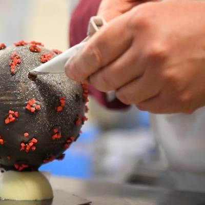 Пирожное в форме нового коронавируса начали подавать в одном из ресторанов Праги