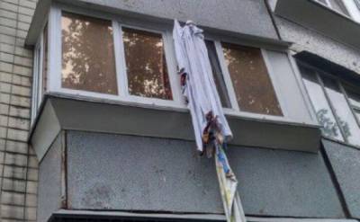 В Киеве мужчина сорвался с балкона, пытаясь сбежать по простыням