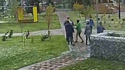 Мужчина избил маленькую девочку во дворе в Новосибирске