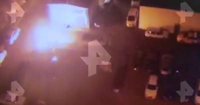 Злоумышленник спалил машины в Москве и попал на камеру