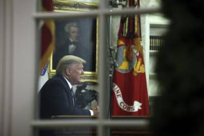 Трамп вернулся к работе в Овальном кабинете Белого дома