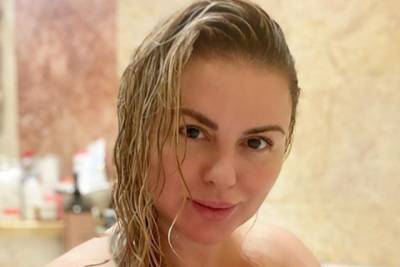 Анна Семенович порадовала фанов интригующим фото из ванной