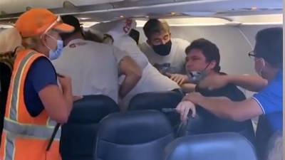 Пассажиры самолета подрались на борту из-за маски
