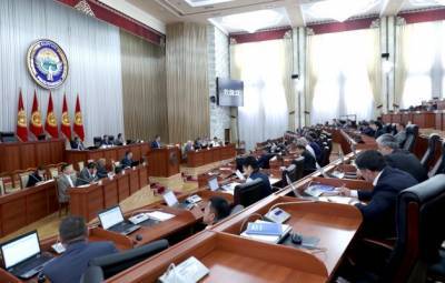 Парламент Киргизии намерен отправить в отставку президента