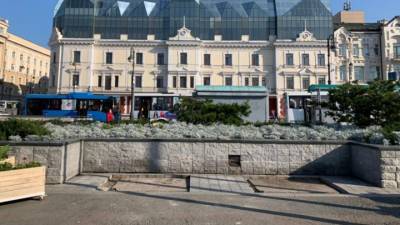 С площади Владивостока исчезли гранитные скамейки за 10 миллионов