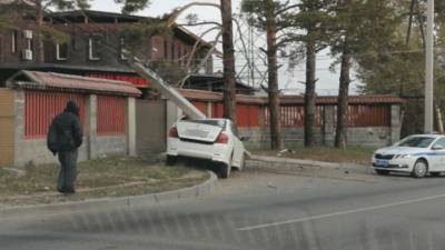 В Улан-Удэ неизвестный сбил столб и сбежал, бросив машину