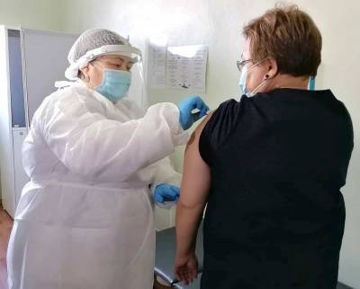 Медиков Бурятии начали вакцинировать от COVID-19