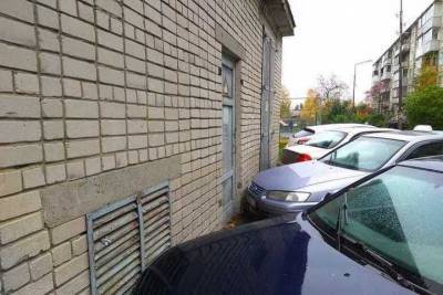 В Петрозаводске припаркованные автомобили мешают устранить аварию на сетях