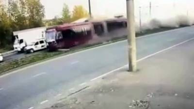 В Казани трамвай сошел с рельсов, снес столбы и протаранил машины