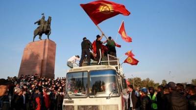Захваченные предприятия и разграбленные офисы: третий день после выборов в Киргизии