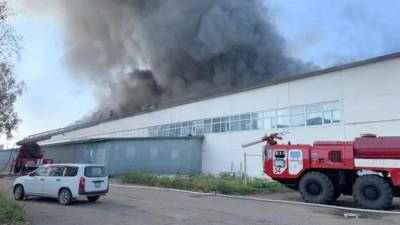 В Уссурийске загорелся склад на площади 1200 кв. м
