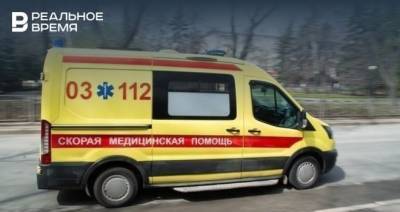 В соцсетях обсуждают видео с очередью из автомобилей скорой помощи у РКИБ в Казани