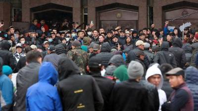 В Киргизии обвинили главу МВД в бегстве на фоне беспорядков