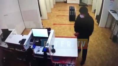 Разбойное нападение на магазин на улице Маринеско попало на видео
