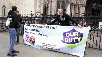 В Великобритании люди пытаются остановить деятельность государственной клиники, где меняют пол подросткам