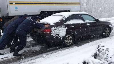 40 автомобилей оказались в снежном плену на трассе в ВКО