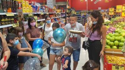Сюрприз: 12-летнему мальчику устроили день рождения в супермаркете