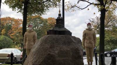 На Троицкой площади открыли бронзовый памятник первой церкви Петербурга