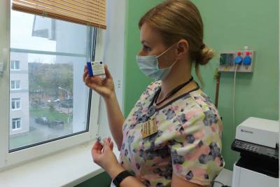 Власти Петербурга показали, как начали вакцинировать от коронавируса