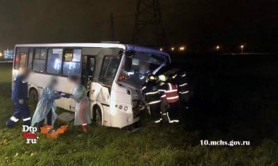 Появились фото с места ночной аварии, где в лобовую столкнулись автобус и фура