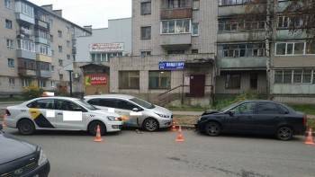 Уснувший за рулем автомобиля таксист стал виновником ДТП в Вологде