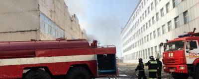 Площадь пожара на уссурийском складе увеличилась до семи тысяч квадратных метров