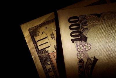 Доллар, иена снижаются на фоне надежд на сделку о стимулах