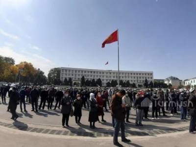 На митинги в поддержку президента Киргизии пришли несколько тысяч человек