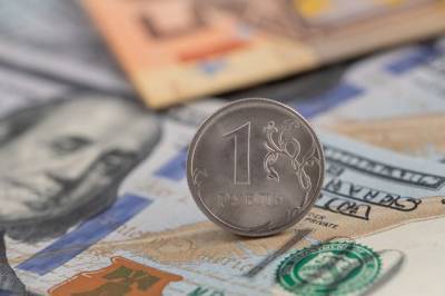 Курс рубля укрепляется к доллару и перешел к росту против евро