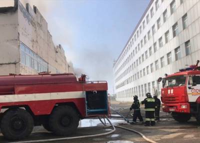 Спасатели ликвидировали открытое горение на складе в Уссурийске
