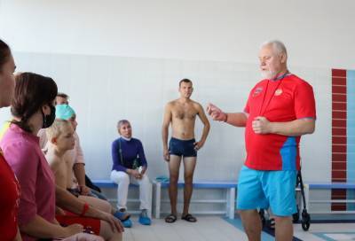 Тренер паралимпийской сборной России по плаванию поделился опытом с сахалинцами
