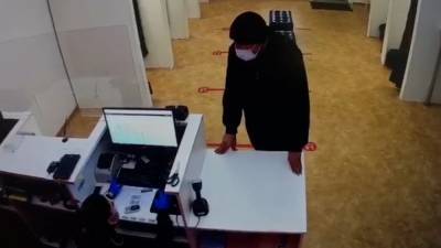 Грабитель украл из магазина Lamoda Петербурге 71000 рублей.