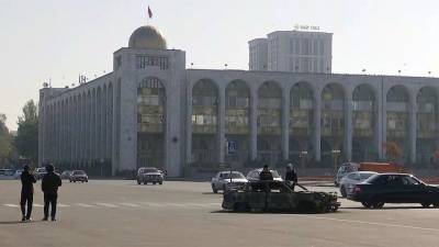 В Киргизии правительство в старом составе собралось на первое за последние дни совещание