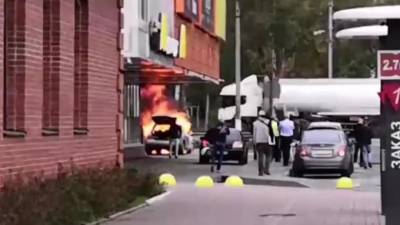 На парковке ТК на Лахтинском проспекте сгорел автомобиль