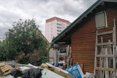 В одном из районов Петрозаводска обнаружили опасный склад мусора