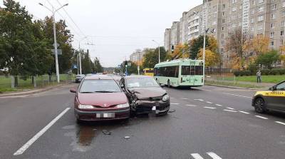 Две легковушки столкнулись в Минске - пострадала женщина-пассажир