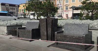 Возмущение по поводу «лавочек-надгробий» во Владивостоке докатилось до Москвы