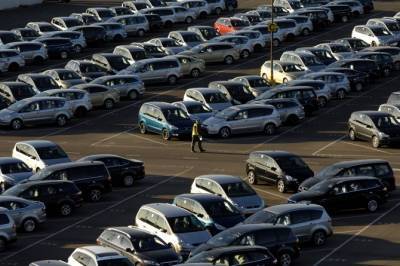 Импорт легковых автомобилей в январе-августе упал на 34%