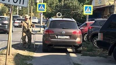 В Воронеже водителя внедорожника наказали за парковку на тротуаре у пешеходного перехода