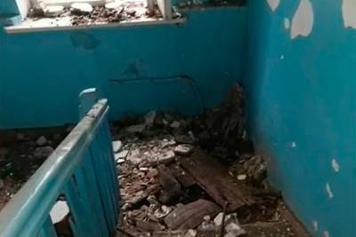 Российские коммунальщики обрушили потолок в жилом доме