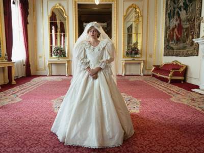Костюмеры Netflix воссоздали свадебное платье принцессы Дианы: 100 метров кружев, 95 метров ткани