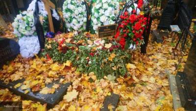 Утонувшую в цветах могилу дочери Конкина засыпало листвой