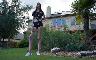 У девушки из США самые длинные ноги в мире, фото
