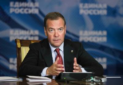 Медведев призвал "Единую Россию" не борзеть