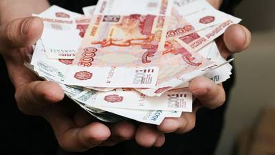 В Хакасии школьница выбросила с балкона деньги, чтобы показаться богатой