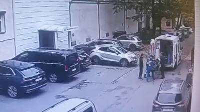 Восьмиклассник выпал из окна петербургской гимназии.