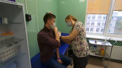 Петербургские медики получили вакцину «Спутник V».