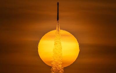 Полет ракеты Falcon на фоне Солнца сняли на видео